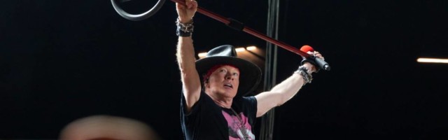 Guns N' Roses su izbacili novu pesmu ali i dalje ne možemo da prestanemo da gledamo novo lice koje fura Axl Rose