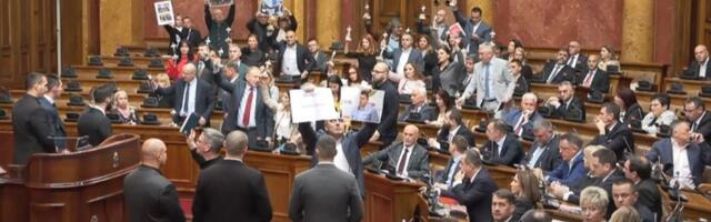 Obezbeđenje stalo između opozicije i vlasti: Oskar u parlamentu (VIDEO)