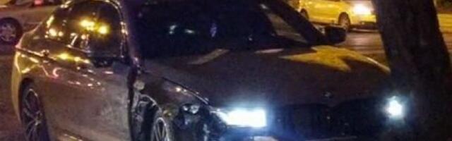 Pijan vozio BMW sa probnom dozvolom! Osamnaestogodišnjak izgubio kontrolu pa se zakucapo u metalni stub!