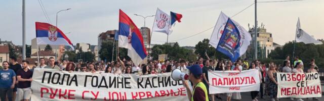 „Naša deca nisu nacisti“ – prefarban kukasti krst i zatražena ostavka gradonačelnika na protestu u Nišu