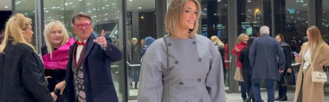 Poznati stižu na Knezov koncert: Suzana Mančić u rukama nosi skupi komad, Marija Mikić sama