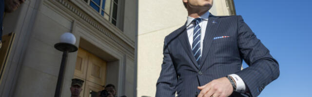 AMERIKANCI PRED NAPAD POKAZALI MIŠIĆE IRANCIMA! Evo šta je ministar odbrane uradio u TERETANI! Svi oko njega su zanemeli (VIDEO)