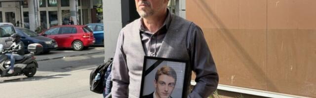 "MOJ SIN SE PRETVORIO U KOST I KOŽU TOKOM BORBE, ALI NIJE IZDRŽAO!" Otac brutalno pretučenog mladića prvi put došao na mesto sukoba! Stegao sliku i poručio: "TRAŽIM PRAVDU!" (FOTO)