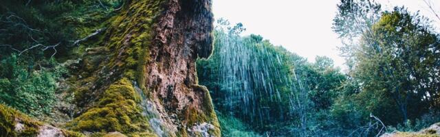 Neobična kombinacija stene i vode usred divljine: Ovaj vodopad morate da posetite za 1. maj, evo i zašto
