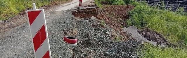 Vozači oprez! Opasno klizište na putu kod Čačka preti iz potaje, slika govori više od reči (FOTO)