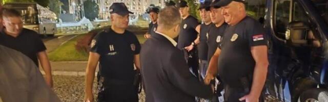 "SIGURNOST I STABILNOST OSTAJU NAŠ GLAVNI PRIORITET"! Ivica Dačić sa policajcima koji su obezbeđivali istorijski skup u Beogradu! (FOTO)