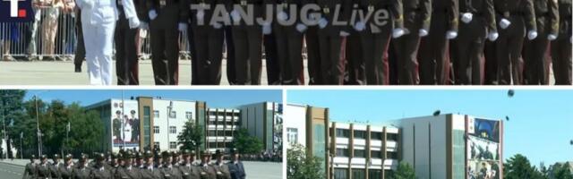 VUČIĆ IM PONOSNO APLAUDIRAO: Tradicionalnim defileom i bacanjem šapki uvis završena promocija najmlađih oficira (FOTO)