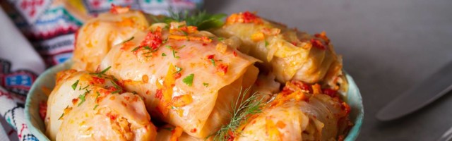 Svetogrđe ili ukusna i zdravija varijanta: veganska sarama sa dimlljenim tofu sirom