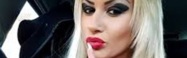 (FOTO) PROBAO BI MOJU PICU? Atina Ferari gurnula ruku u međunožje, pa javno pozvala  na se*s?!