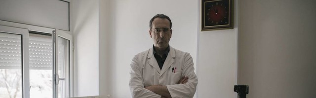 Vratio se dr Srđa Janković i poručio da nas čekaju ili zatvaranje ili kovid propusnice