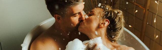 Seks u kadi – da li je bezbedan i kako uživati u njemu?