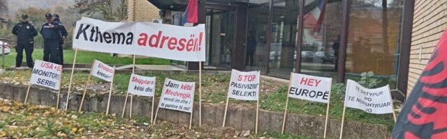 U Medveđi održan protest Albanaca ispred Policijske stanice