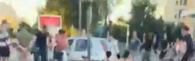 Pokušaj gaženja ljudi na Mostu slobode u Novom Sadu (VIDEO)