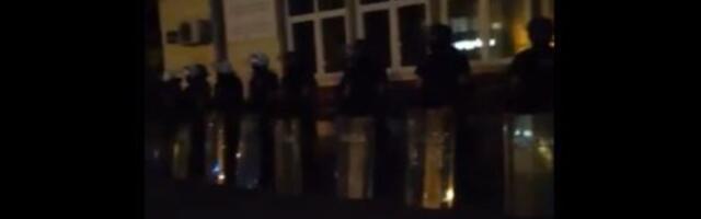 Kordon policije u punoj opremi ispred DIF-a (VIDEO)