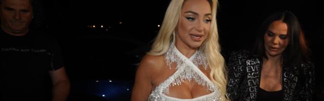 Fuj! Okačila leš oko vrata: Pevačica zaustavljena s mrtvom životinjom na aerodromu