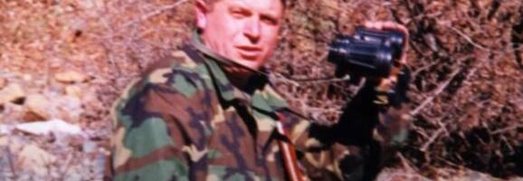 Miloš obučen u vojničku uniformu sa puškom u ruci je rekao: "Vi idite, ja ostajem!" Priča o jedinom srpskom vojniku koji je odbio da se povuče sa Kosmeta