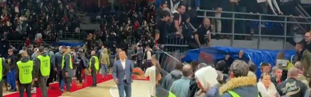 Haos na kraju: Navijači Zvezde gađali sudije nakon poraza u Pioniru