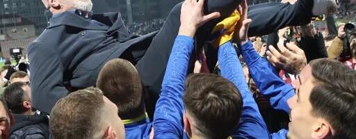 TOTALNI HIT! Evo šta prodaje navijač BIH da bi gledao reprezentaciju na Mundijalu!