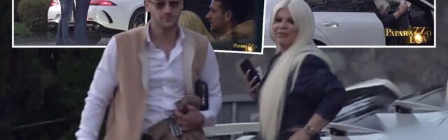 OVAKO IZGLEDA MLAĐANI DEČKO DARE BUBAMARE Popustile kočnice nasred ulice - pao prvi javni poljubac! Pevačica mu se obesila oko vrata! Ni DŽ od džentlmena (FOTO)