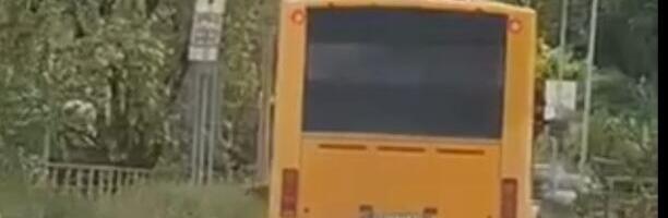 STRAVIČNA SCENA KOD PRIJEPOLJA: Dečak se vozi na krovu autobusa, popeo se kroz šiber na vozilo u pokretu (VIDEO)
