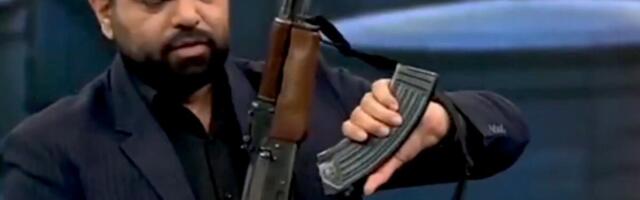 NEVEROVATNA SCENA U PROGRAMU UŽIVO, IZVADIO DVA "KALAŠNJIKOVA", PA JEDAN DAO VODITELJU: Iranci se spremaju za američku invaziju, pogledajte bizaran prizor