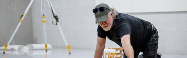 Holandska galerija prekrila pod puterom od kikirikija u čast preminulog umetnika