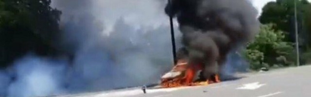 Požar na auto-putu, izgoreo mercedes