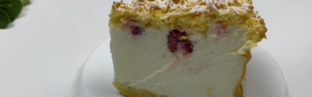 Deluje kao krempita torta, ali mnogo je lepše - kremasti kolač sa malinama koji nema konkurenciju
