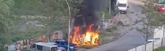 Vatra progutala automobil na Dorćolu (VIDEO)