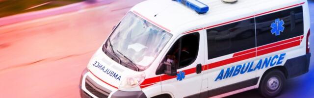 Detalji saobraćajke kod Sremčice! Automobilom podleteli pod kamion - tri osobe teško povređene