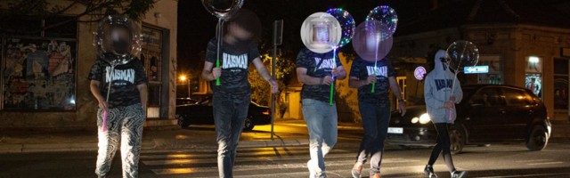 Niška urbana gerila svetlećim balonima "priziva" ulično osvetljenje u Panteleju