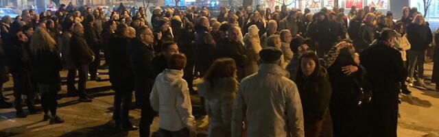 Građani u protestnoj šetnji u Prokuplju pokazali da prosvetari nisu sami, novo okupljanje večeras