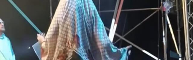 Ogrnula se maramom i izašla na binu: Pevačica je sve iznenadila ovim izdanjem!
