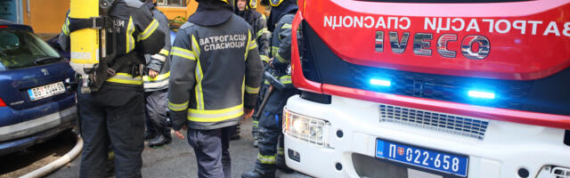 UŽAS NA NOVOM BEOGRADU Vozač prošao na crveno i zakucao se u VATROGASNO VOZILO