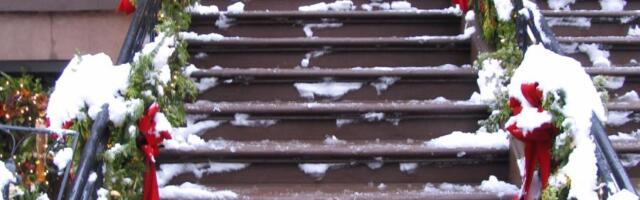 Ne treba vam so: Led sa stepeništa nestaje u sekundi uz jeftin sastojak koji koristimo svakodnevno!