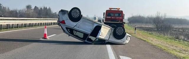 Dramatične scene na auto-putu kod Batočine! Automobil prevrnut leži nasred puta