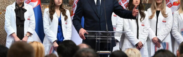 Председник Вучић на додели уговора о раду најбољим дипломцима медицинских факултета и школа