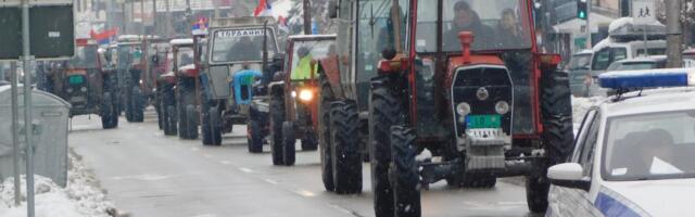 PROTUTNJALI TRAKTORI I KAMIONI U Loznici na minus dva održane božićne vožnje (FOTO)