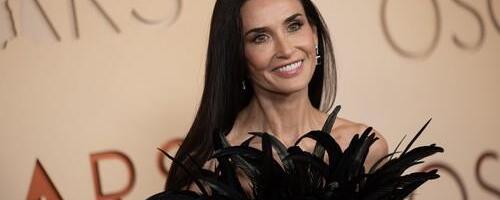 Dramatična Guči haljina Demi Mur glavna zvezda na dodeli Oskara 2026: Perje i gola ramena sve zasenili na crvenom tepihu