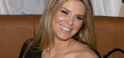 OVA ŽENA JE MAJKA MELINE DŽINOVIĆ! Stiže na svadbu milionera i svoje ćerke, a jedan detalj baš zbunjuje