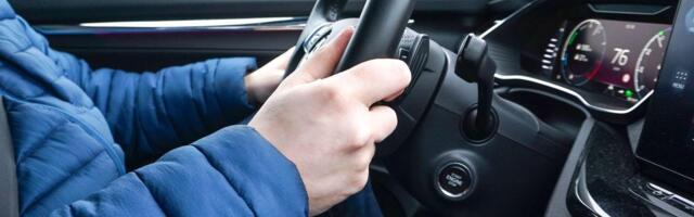 UGLEDAO OVO NA NOZI, PA SLUPAO AUTOMOBIL! Vozač nije imao kud', i policiju iznenadio bizarnom nesrećom: U panici napravio HAOS nasred puta!