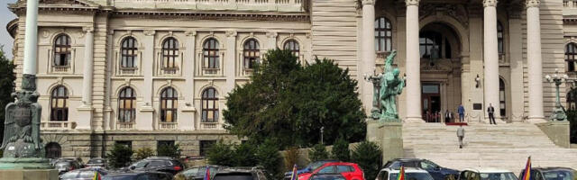 Милош Павловић подсетио на „брчкање” опозиције испред Скупштине