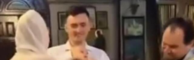 "Otkrijte grudi" rekao je sveštenik majci deteta koje je krštavao i nastao je snimak u koji danas svi gledaju u šoku (VIDEO)