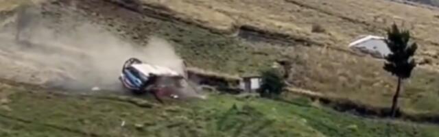 UZNEMIRUJUĆI SNIMAK! Autobus sleteo u provaliju i isprevrtao se, poginulo najmanje 12 osoba (VIDEO)