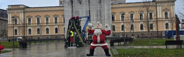 U toku postavljanje novogodišnje dekoracije na Trgu Radomira Putnika (FOTO)