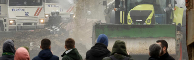POLJOPRIVREDNICI U GRČKOJ IZAŠLI NA ULICE Putevi blokirani, zatvoren Evzoni! (VIDEO)