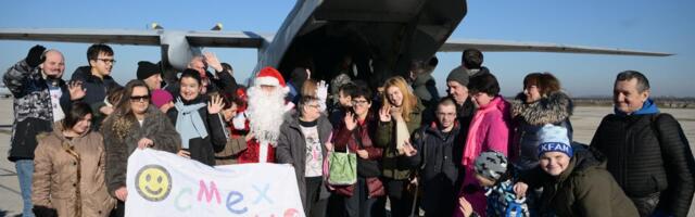 Humanost pripadnika Vojske Srbije na delu: Akcija darivanja novogodišnjih paketića (FOTO)