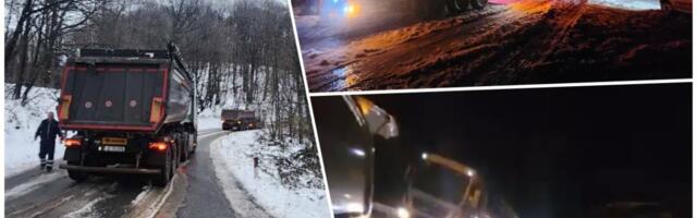 KURIR SAZNAJE, KAMIONI ZAGLAVLJENI U SNEGU NA PUTU BEŠENOVO – BEOČIN: Pet ih izvučeno tokom noći, još toliko čeka pomoć (FOTO/VIDEO)