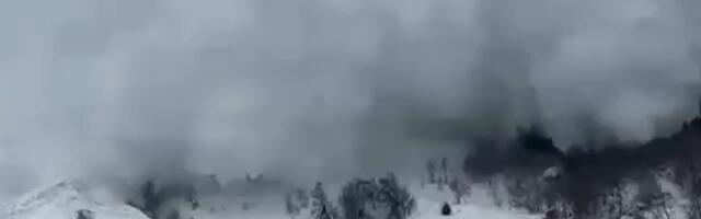 Snimljen horor u Alpima: Lavina jurnula na voz u pokretu, ima povređenih (VIDEO)