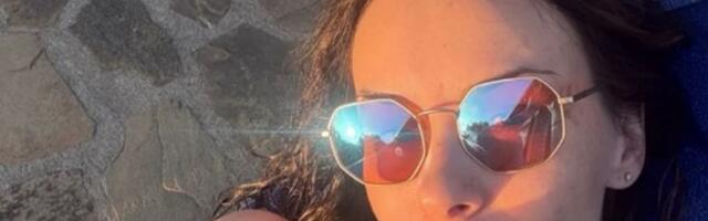 Sloboda Mićalović opalila selfi u vatreno crvenom bikiniju: Evo gde se sunča, nabacila ten, oko vrata krst